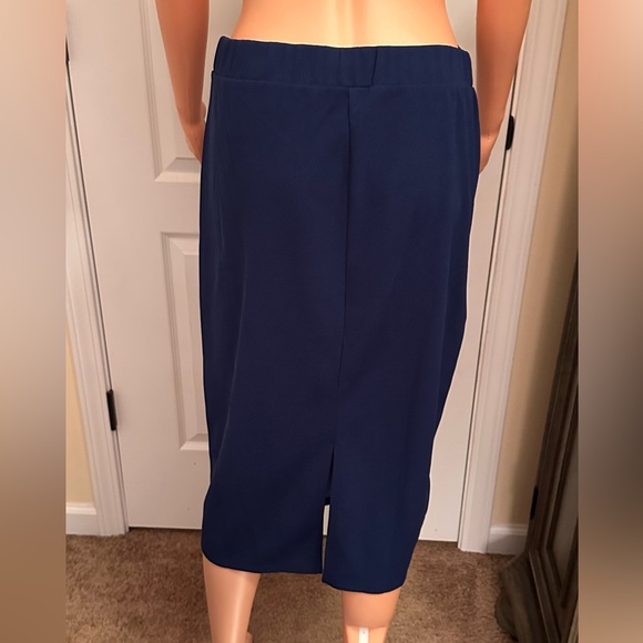 Royal navy two piece suit in a size XL.
Like new - Picture 7 of 9